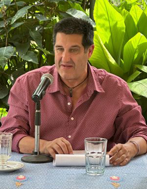 Luis Alberto Serrano en el Café Literario LA SOMBRA DEL SABINO de Tepoztlán
